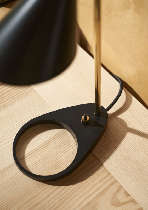 AJ Mini tafellamp, messing/zwart