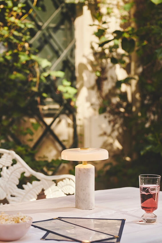 TRIP draagbare batterijlamp / tafellamp, carrara/opal