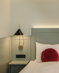 Yuh wandlamp, zwart/messing