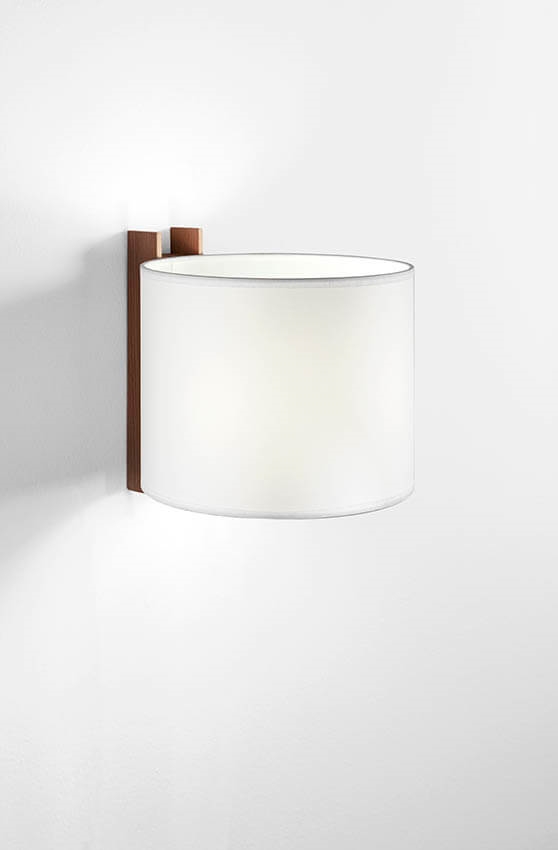 TMM Corto wandlamp, walnoot/wit m/snoer