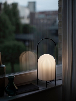 Ghost tafellamp, opaal/zwart