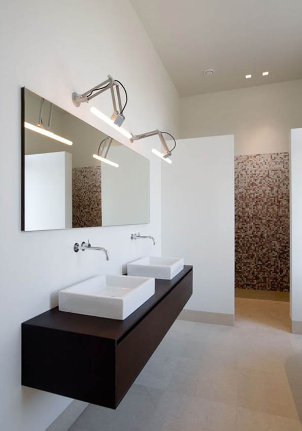 Gericht licht bij de badkamerspiegel