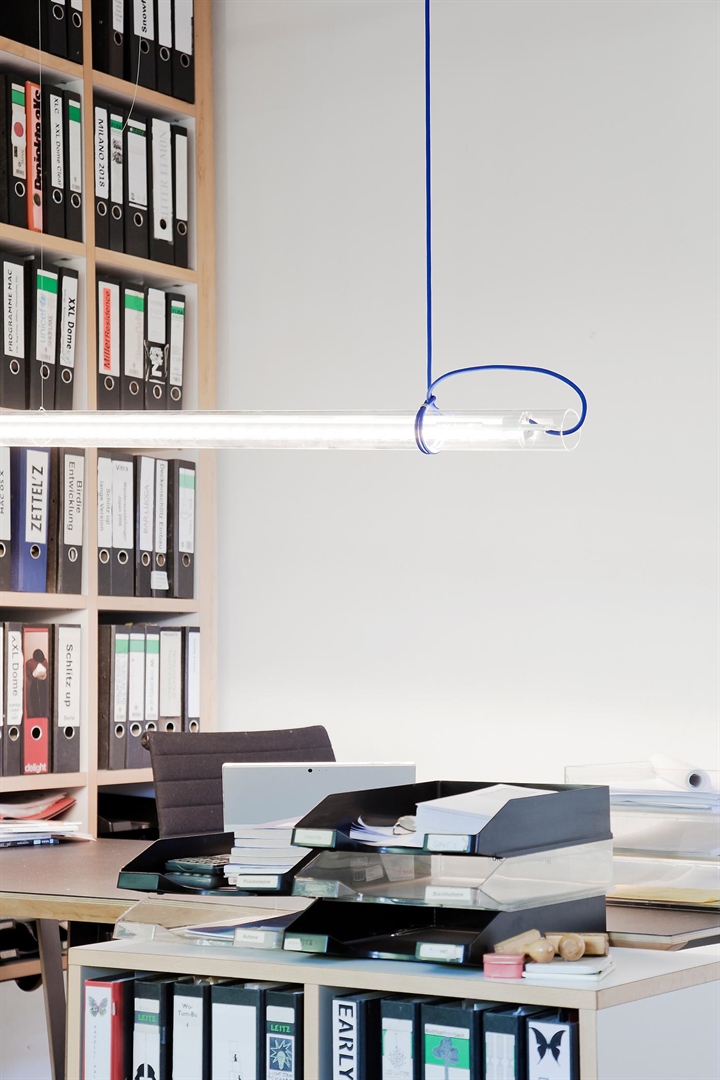 Tubular hanglamp met blauwe kabel