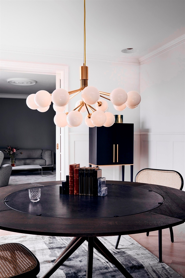 Apiales 18 kroonluchter, geborsteld messing/opal