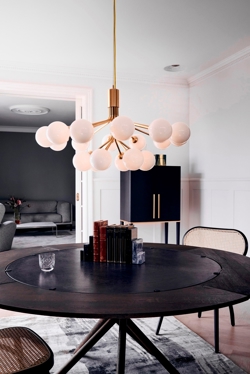 Apiales 18 kroonluchter, geborsteld messing/opal